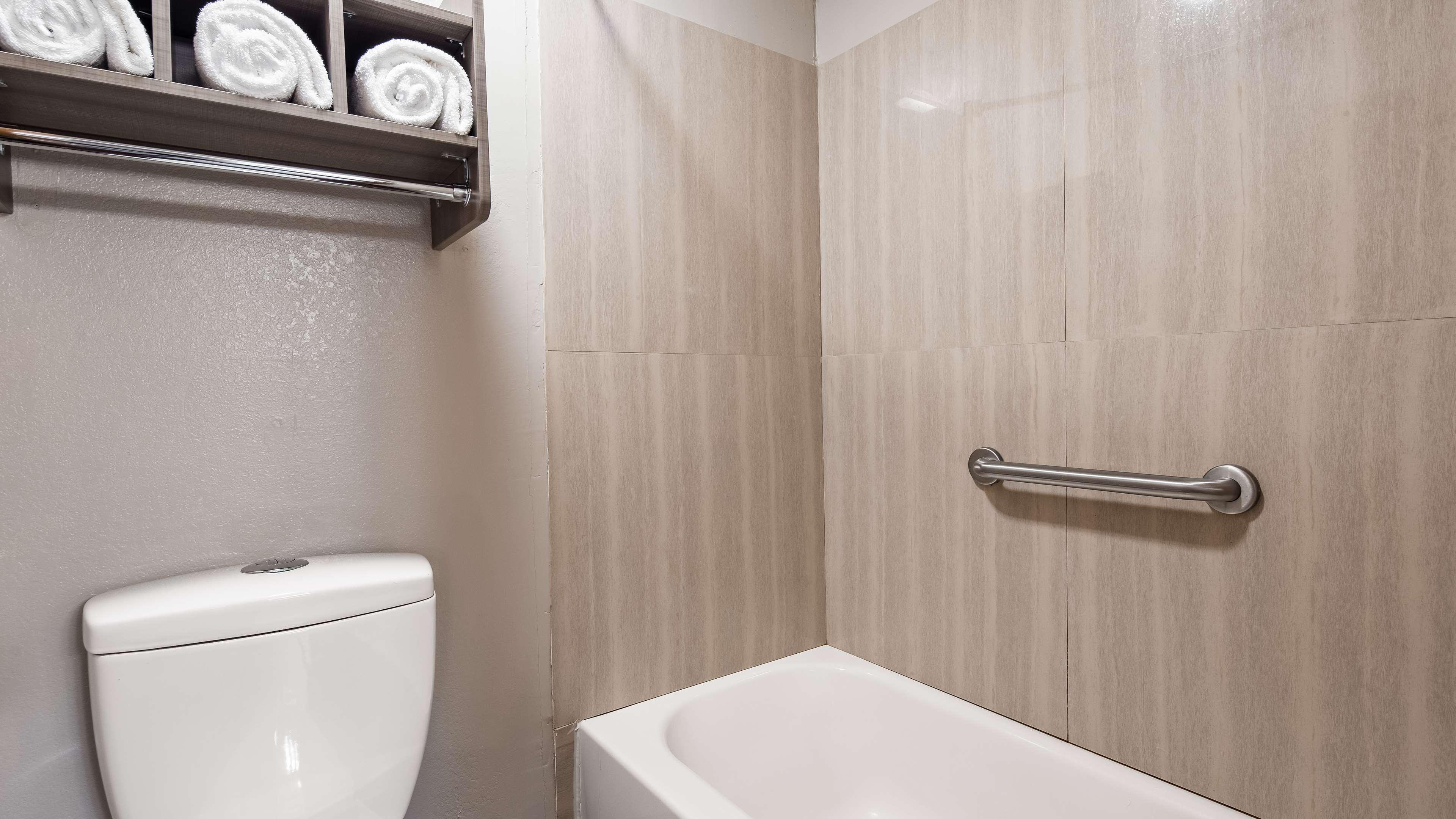 Surestay Plus Hotel By Best Western Карні Екстер'єр фото