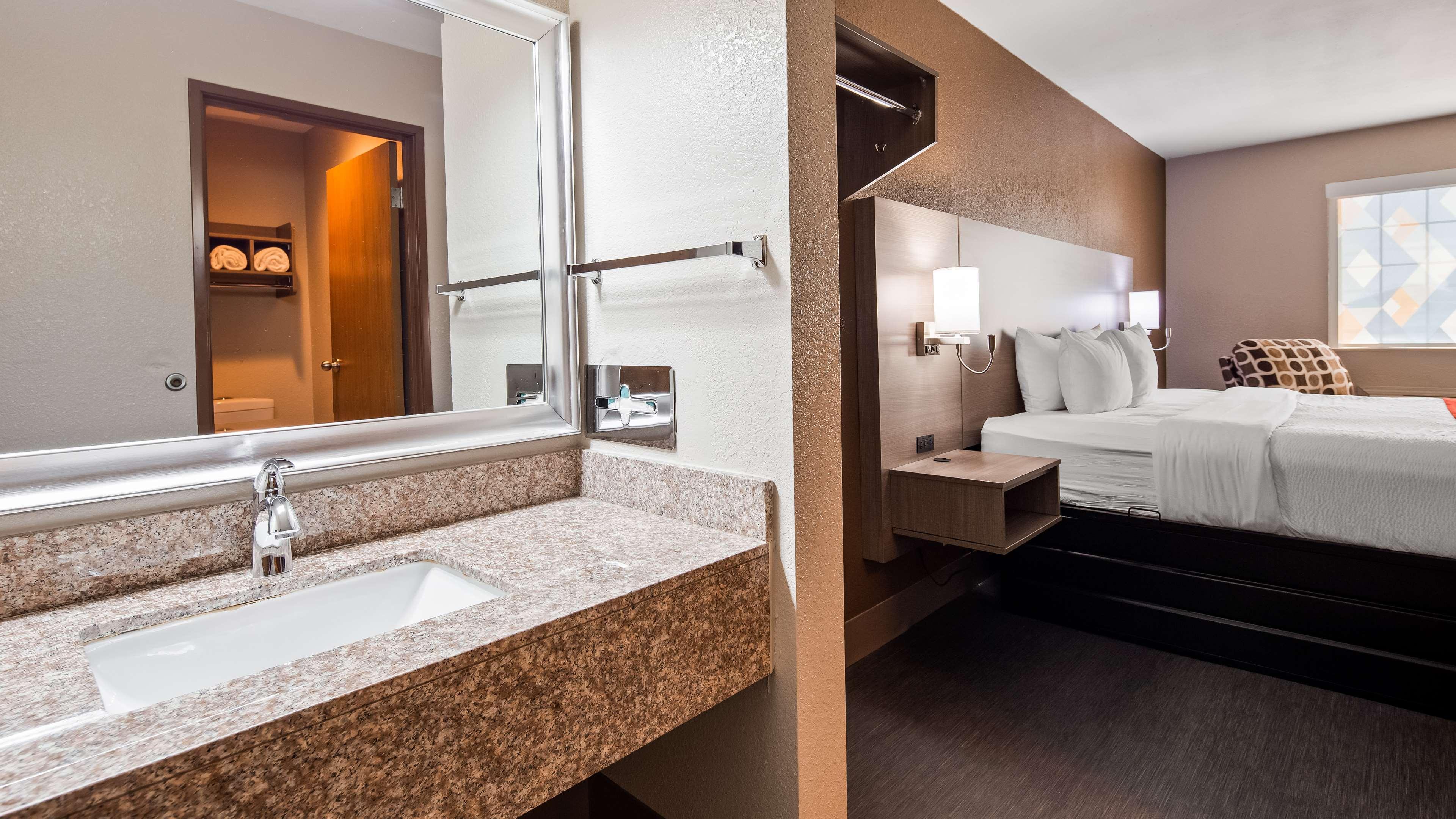 Surestay Plus Hotel By Best Western Карні Екстер'єр фото