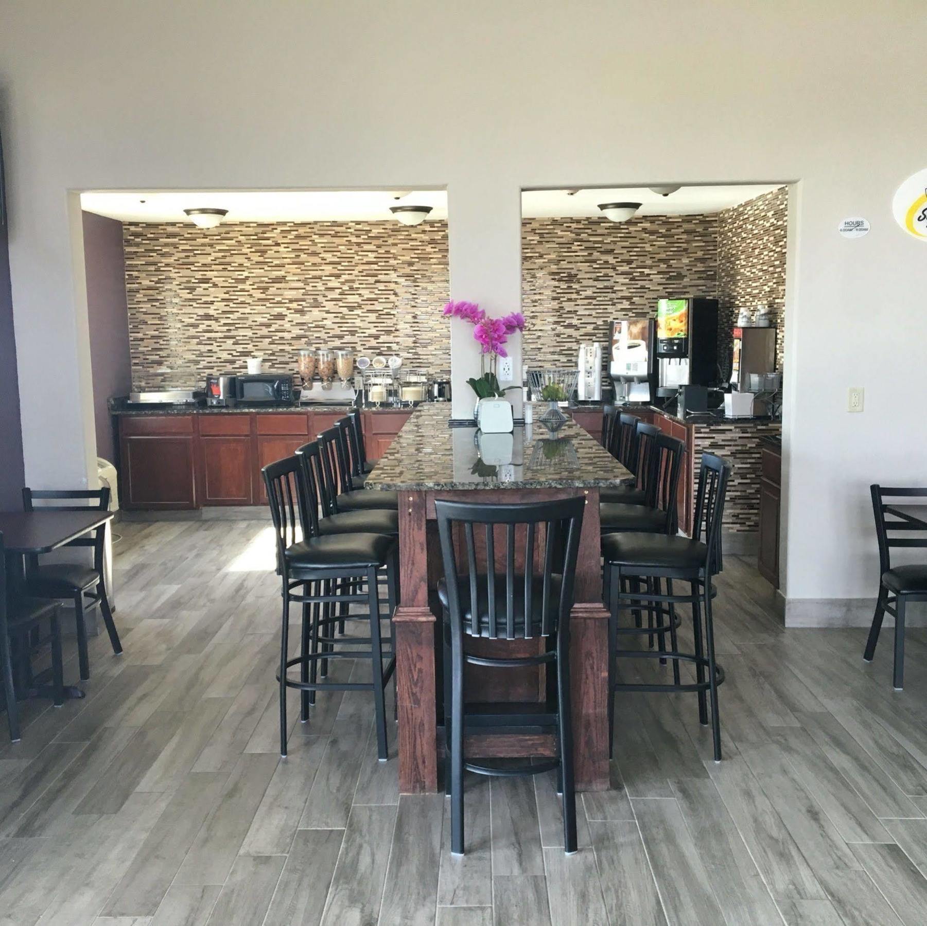 Surestay Plus Hotel By Best Western Карні Екстер'єр фото