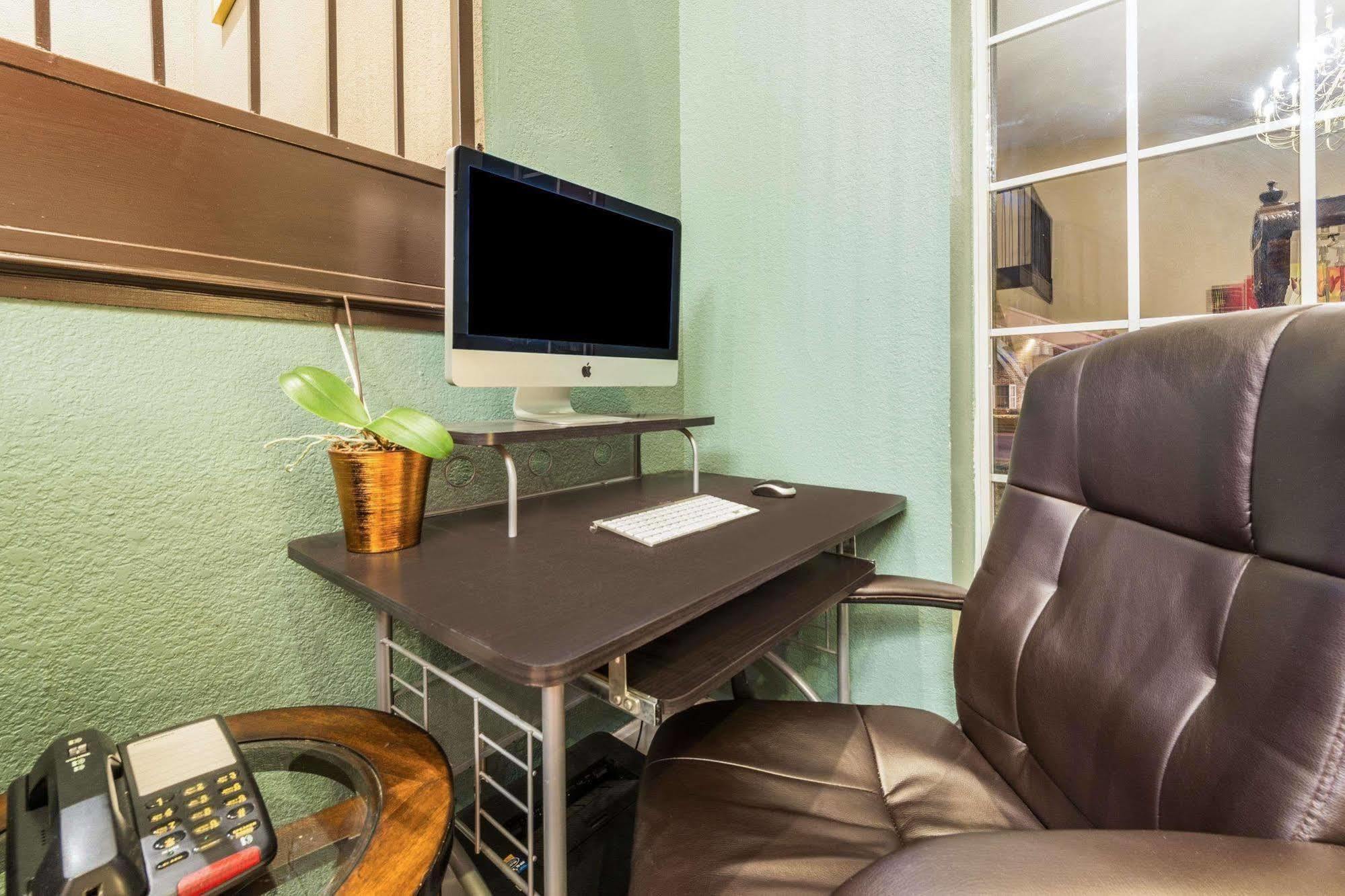 Surestay Plus Hotel By Best Western Карні Екстер'єр фото